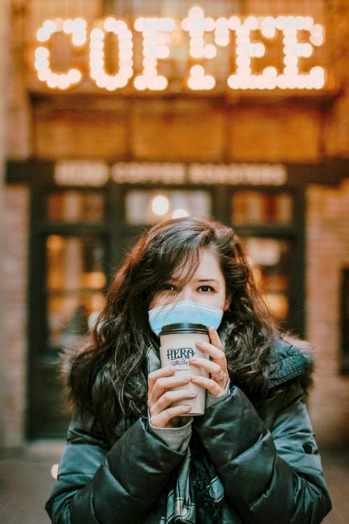 café con mascarilla
